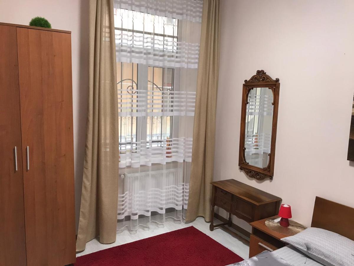 Two-Bedroom Apartment In 10 Min To The Opera Theatre Lviv Bagian luar foto